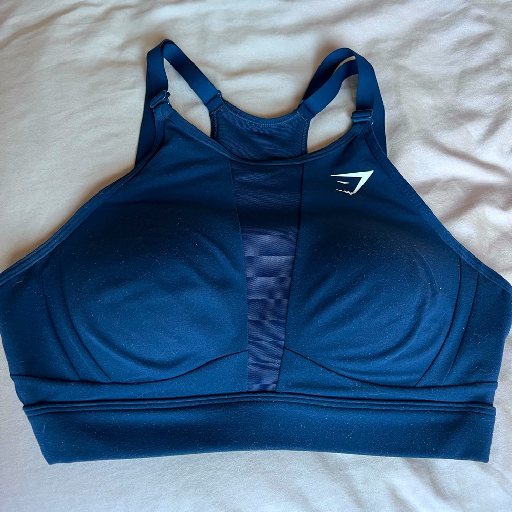 Selling this sport top. Barely used, I’m not medium size anymore.